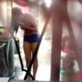 Filmando escondido a vizinha no banho de balde
