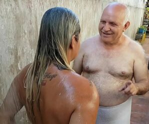 Vovô dando Banho na Novinha que conheceu na Praia !!! Paty Bumbum – Vovo doidera – El Toro De Oro